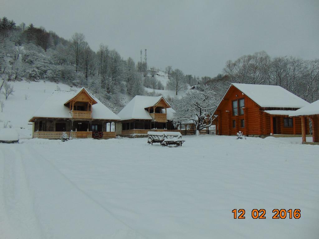 Casutele Din Moisei Hotel ภายนอก รูปภาพ