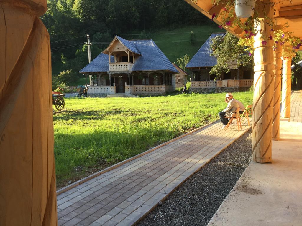 Casutele Din Moisei Hotel ภายนอก รูปภาพ