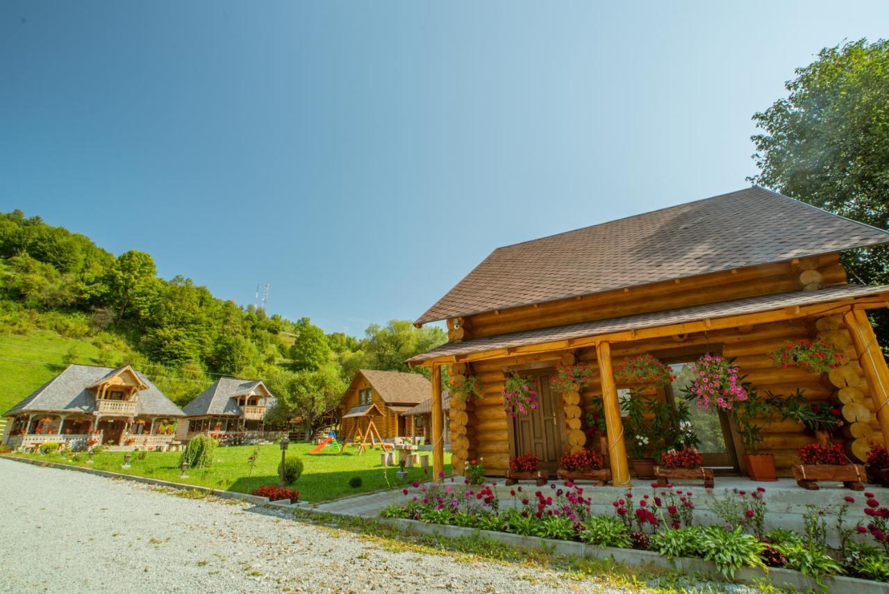 Casutele Din Moisei Hotel ภายนอก รูปภาพ