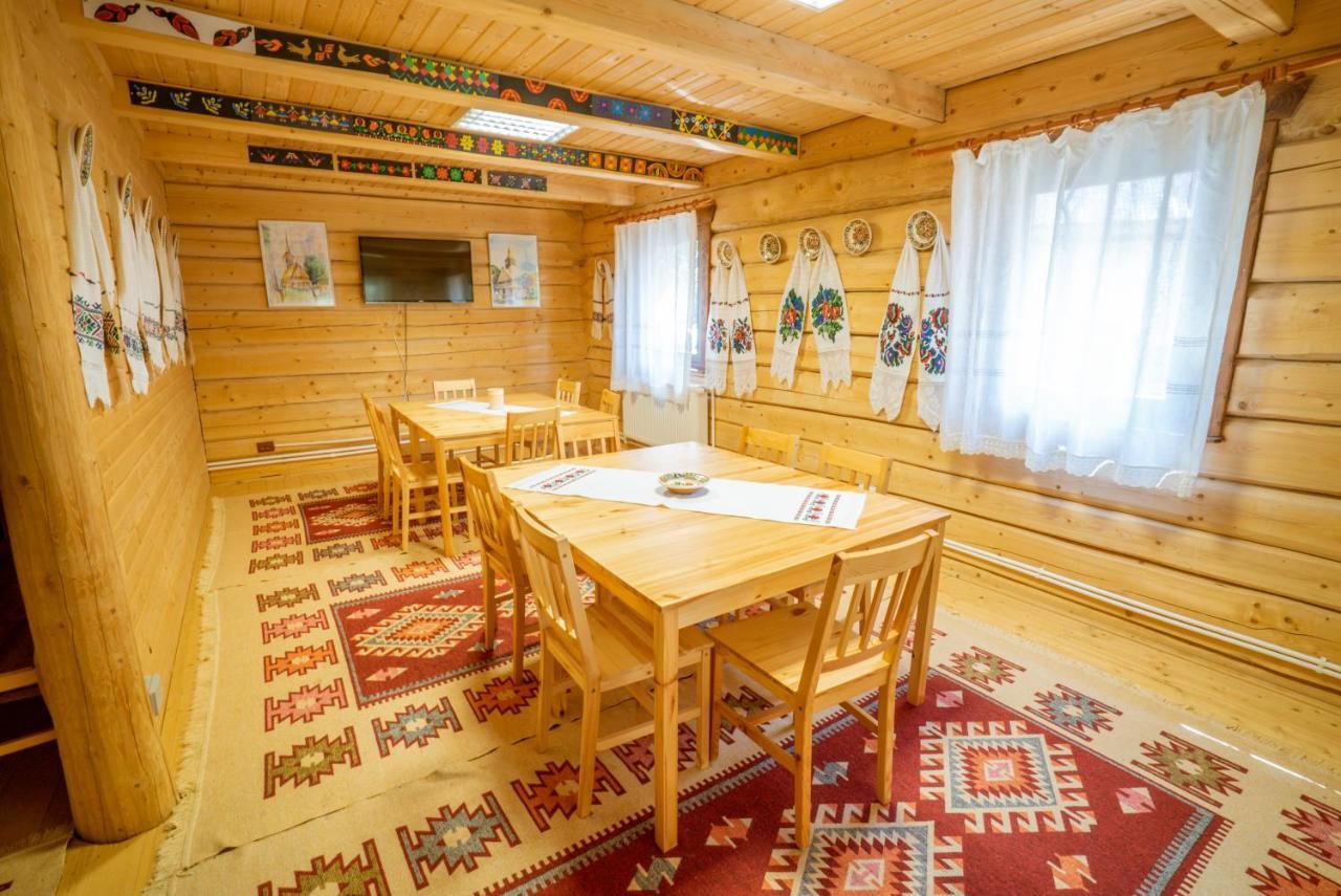 Casutele Din Moisei Hotel ภายนอก รูปภาพ